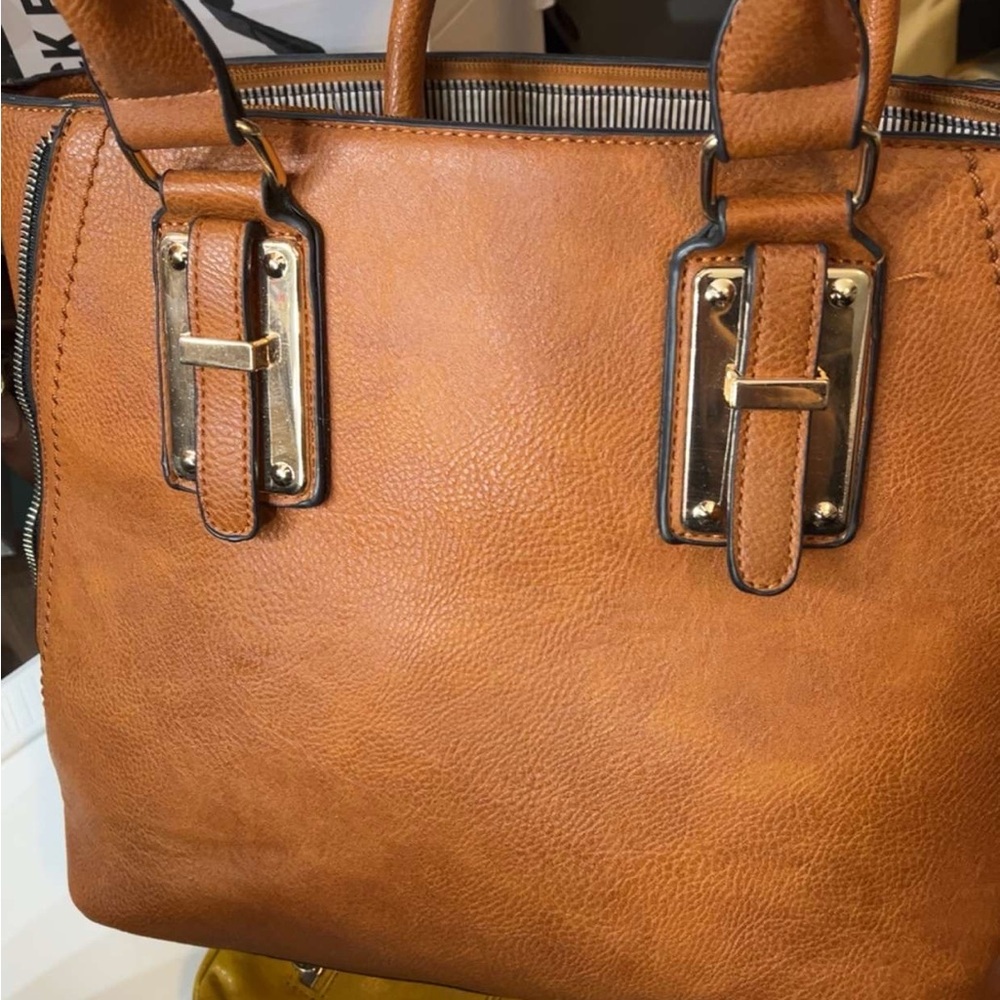 Elegant leather set. Set includes 1 large bag, medium bag and matching wallet.